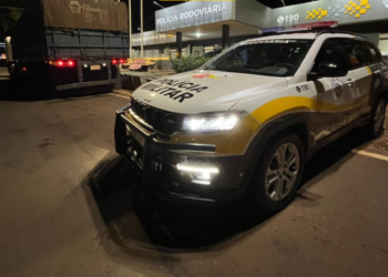 422 quilos de pasta base de cocaína na Rodovia Castello Branco em Porangaba #PraCegoVer Tijolos de droga embalados e organizados no compartimento de carga de veículo abordado pela Polícia Militar Rodoviária.