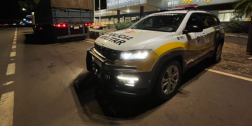 422 quilos de pasta base de cocaína na Rodovia Castello Branco em Porangaba #PraCegoVer Tijolos de droga embalados e organizados no compartimento de carga de veículo abordado pela Polícia Militar Rodoviária.