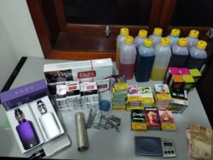 tráfico de drogas na Adega Open Bar em Cosmópolis #PraCegoVer drogas e objetos apreendidos pela polícia organizados sobre uma mesa durante ocorrência policial