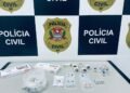 Operação Saúde 2 venda ilegal de medicamentos apreendidos pela Polícia Civil em clínica de estética #PraCegoVer imagem mostra caixas e frascos de medicamentos sobre mesa durante fiscalização