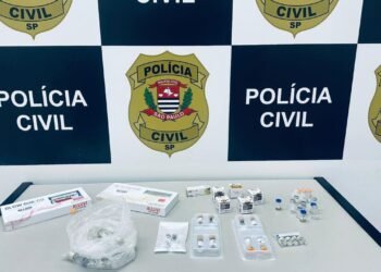 Operação Saúde 2 venda ilegal de medicamentos apreendidos pela Polícia Civil em clínica de estética #PraCegoVer imagem mostra caixas e frascos de medicamentos sobre mesa durante fiscalização
