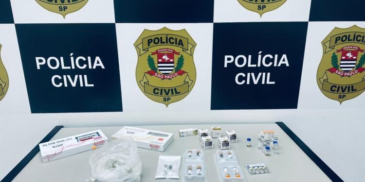 Operação Saúde 2 venda ilegal de medicamentos apreendidos pela Polícia Civil em clínica de estética #PraCegoVer imagem mostra caixas e frascos de medicamentos sobre mesa durante fiscalização