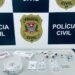 Operação Saúde 2 venda ilegal de medicamentos apreendidos pela Polícia Civil em clínica de estética #PraCegoVer imagem mostra caixas e frascos de medicamentos sobre mesa durante fiscalização