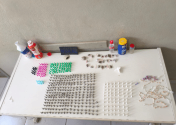 apreensão de drogas no bairro Gimenes #PraCegoVer: imagem mostra mesa branca com grande quantidade de porções de cocaína em eppendorfs, pedras de crack, porções de maconha e materiais utilizados para embalo das drogas, apreendidos pela Guarda Civil Municipal.