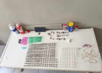 apreensão de drogas no bairro Gimenes #PraCegoVer: imagem mostra mesa branca com grande quantidade de porções de cocaína em eppendorfs, pedras de crack, porções de maconha e materiais utilizados para embalo das drogas, apreendidos pela Guarda Civil Municipal.