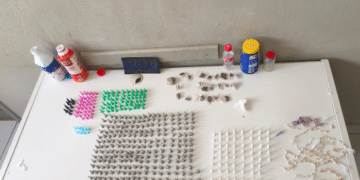 apreensão de drogas no bairro Gimenes #PraCegoVer: imagem mostra mesa branca com grande quantidade de porções de cocaína em eppendorfs, pedras de crack, porções de maconha e materiais utilizados para embalo das drogas, apreendidos pela Guarda Civil Municipal.