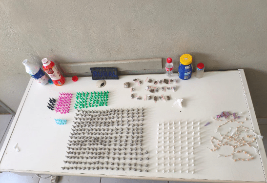 apreensão de drogas no bairro Gimenes #PraCegoVer: imagem mostra mesa branca com grande quantidade de porções de cocaína em eppendorfs, pedras de crack, porções de maconha e materiais utilizados para embalo das drogas, apreendidos pela Guarda Civil Municipal.