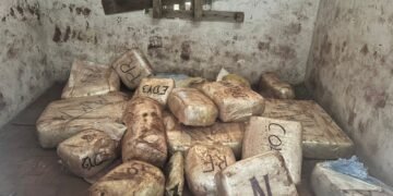 300 kg de drogas em construção abandonada em Serra Negra #PraCegoVer: fardos de drogas apreendidos organizados em área rural após ação policial com apoio de drone.