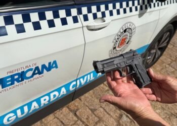 motocicleta furtada em Americana #PraCegoVer: guardas municipais ao lado de uma motocicleta preta recuperada após perseguição em área urbana, com viaturas e comércios ao fundo