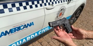 motocicleta furtada em Americana #PraCegoVer: guardas municipais ao lado de uma motocicleta preta recuperada após perseguição em área urbana, com viaturas e comércios ao fundo