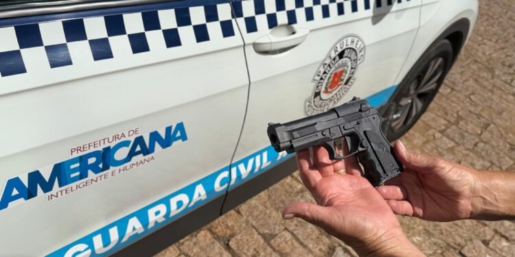 motocicleta furtada em Americana #PraCegoVer: guardas municipais ao lado de uma motocicleta preta recuperada após perseguição em área urbana, com viaturas e comércios ao fundo