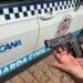 motocicleta furtada em Americana #PraCegoVer: guardas municipais ao lado de uma motocicleta preta recuperada após perseguição em área urbana, com viaturas e comércios ao fundo
