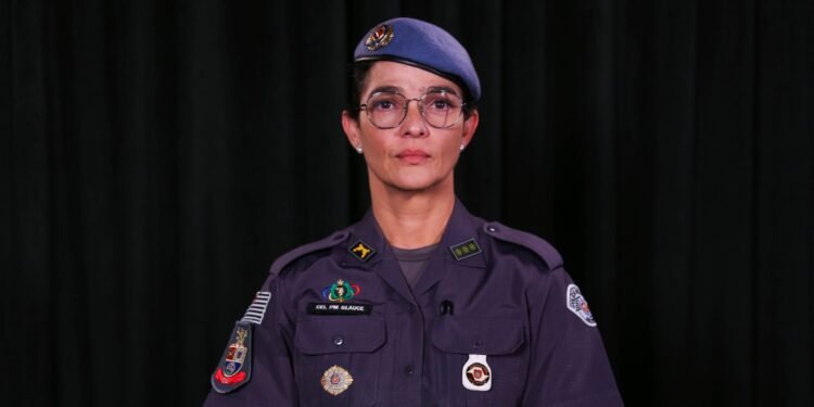 Glauce Cavalli no comando da PM de SP #PraCegoVer: retrato oficial da coronel fardada em imagem institucional da Polícia Militar, em registro que simboliza a posse da primeira mulher no comando-geral da corporação.