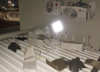 GCM prende homem por furto em escritório no Centro de Americana #PraCegoVer: imagem mostra o telhado do escritório com telhas brancas e aparelhos de ar-condicionado abertos, com peças removidas e cobre retirado durante a ação criminosa.