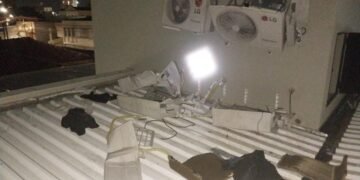 GCM prende homem por furto em escritório no Centro de Americana #PraCegoVer: imagem mostra o telhado do escritório com telhas brancas e aparelhos de ar-condicionado abertos, com peças removidas e cobre retirado durante a ação criminosa.