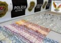 operação Jardim dos Lírios em Americana #PraCegoVer: imagem mostra diversas porções de drogas embaladas e dinheiro apreendido sobre uma superfície durante ação policial