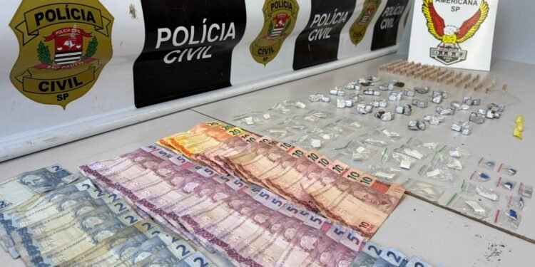 operação Jardim dos Lírios em Americana #PraCegoVer: imagem mostra diversas porções de drogas embaladas e dinheiro apreendido sobre uma superfície durante ação policial