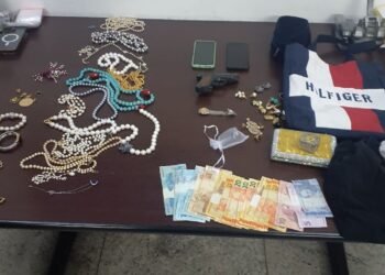 criminoso preso após roubo a residência no jardim werner plass #PraCegoVer: mesa da delegacia com dinheiro, jóias e diversos pertences restituídos durante abordagem noturna em área urbana após roubo