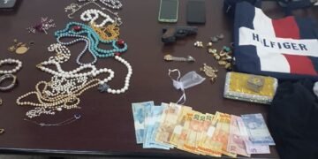 criminoso preso após roubo a residência no jardim werner plass #PraCegoVer: mesa da delegacia com dinheiro, jóias e diversos pertences restituídos durante abordagem noturna em área urbana após roubo