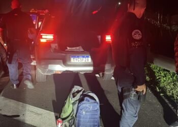 guarda municipal de Americana prende trio por furto em farmacias #PraCegoVer viatura da guarda municipal parada com agentes realizando abordagem em veículo suspeito durante a noite