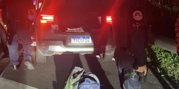 guarda municipal de Americana prende trio por furto em farmacias #PraCegoVer viatura da guarda municipal parada com agentes realizando abordagem em veículo suspeito durante a noite