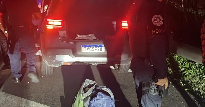 guarda municipal de Americana prende trio por furto em farmacias #PraCegoVer viatura da guarda municipal parada com agentes realizando abordagem em veículo suspeito durante a noite