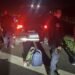 guarda municipal de Americana prende trio por furto em farmacias #PraCegoVer viatura da guarda municipal parada com agentes realizando abordagem em veículo suspeito durante a noite