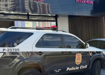 operação Virtuosa contra clínica de emagrecimento irregular #PraCegoVer: imagem mostra medicamentos apreendidos, seringas e frascos organizados sobre uma mesa durante ação policial