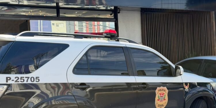 operação Virtuosa contra clínica de emagrecimento irregular #PraCegoVer: imagem mostra medicamentos apreendidos, seringas e frascos organizados sobre uma mesa durante ação policial