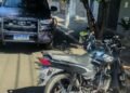 moto furtada recuperada pela ROMU em Americana #PraCegoVer viatura da guarda municipal ao lado de motocicleta recuperada em rua residencial