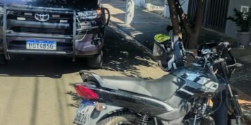 moto furtada recuperada pela ROMU em Americana #PraCegoVer viatura da guarda municipal ao lado de motocicleta recuperada em rua residencial