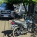 moto furtada recuperada pela ROMU em Americana #PraCegoVer viatura da guarda municipal ao lado de motocicleta recuperada em rua residencial