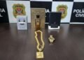 DIG prende criminoso por furto em residência após escalada de telhado #PraCegoVer: imagem mostra perfumes e jóias recuperadas em posse do criminosos preso