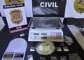 Dise prende traficante em operação contra tráfico de drogas em Votuporanga #PraCegoVer policiais civis exibem materiais apreendidos como porções de drogas, balanças de precisão e embalagens