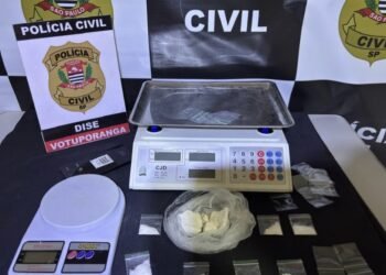 Dise prende traficante em operação contra tráfico de drogas em Votuporanga #PraCegoVer policiais civis exibem materiais apreendidos como porções de drogas, balanças de precisão e embalagens
