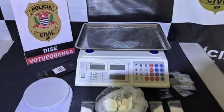 Dise prende traficante em operação contra tráfico de drogas em Votuporanga #PraCegoVer policiais civis exibem materiais apreendidos como porções de drogas, balanças de precisão e embalagens