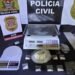 Dise prende traficante em operação contra tráfico de drogas em Votuporanga #PraCegoVer policiais civis exibem materiais apreendidos como porções de drogas, balanças de precisão e embalagens