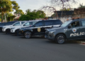 operação contra fraudes com falso roubo e golpe via Pix #PraCegoVer: equipes policiais reunidas durante operação, com viaturas e agentes cumprindo mandados em imóveis investigados.