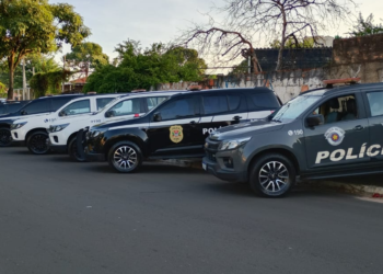 operação contra fraudes com falso roubo e golpe via Pix #PraCegoVer: equipes policiais reunidas durante operação, com viaturas e agentes cumprindo mandados em imóveis investigados.