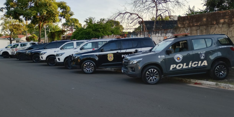 operação contra fraudes com falso roubo e golpe via Pix #PraCegoVer: equipes policiais reunidas durante operação, com viaturas e agentes cumprindo mandados em imóveis investigados.