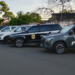 operação contra fraudes com falso roubo e golpe via Pix #PraCegoVer: equipes policiais reunidas durante operação, com viaturas e agentes cumprindo mandados em imóveis investigados.