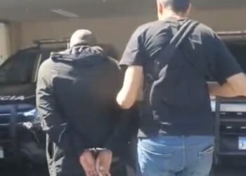 latrocinio esclarecido em Santa Maria da Serra #PraCegoVer imagem mostra policial civil com arma longa, retirando suspeito de dentro da viatura descaracterizada que está sobre investigação da Polícia Civil em caso de roubo seguido de morte com prisão de suspeito