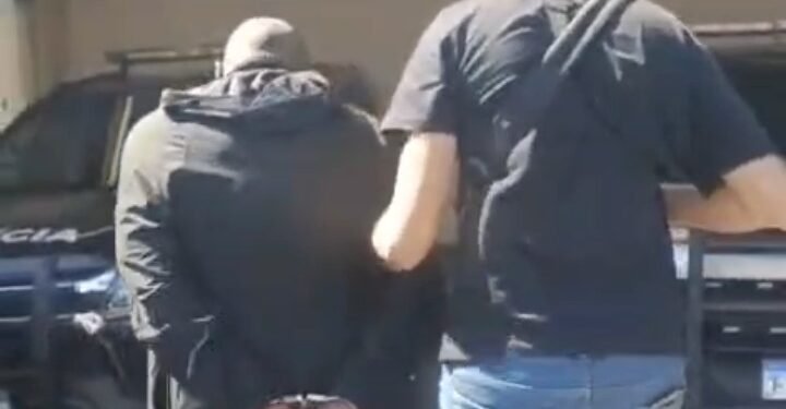 latrocinio esclarecido em Santa Maria da Serra #PraCegoVer imagem mostra policial civil com arma longa, retirando suspeito de dentro da viatura descaracterizada que está sobre investigação da Polícia Civil em caso de roubo seguido de morte com prisão de suspeito