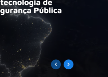Mapa do Brasil #PraCegoVer com iluminação noturna representando tecnologia avançada e integração de dados na segurança pública com a Muralha Digital Sentry