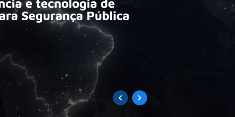 Mapa do Brasil #PraCegoVer com iluminação noturna representando tecnologia avançada e integração de dados na segurança pública com a Muralha Digital Sentry
