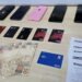 DIG prende trio por fraude contra idosos #PraCegoVer celulares, cartões bancários, dinheiro em espécie e comprovantes de atendimento bancário aparecem sobre uma mesa após apreensão feita pela Polícia Civil em ocorrência de fraude contra idosos