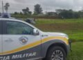 TOR prende criminoso por furto e direção perigosa #PraCegoVer viatura da Polícia Militar Rodoviária aparece no acostamento de uma área verde durante ocorrência na SP-340, em Jaguariúna, com carro envolvido na fuga ao fundo próximo à vegetação