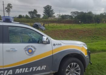 TOR prende criminoso por furto e direção perigosa #PraCegoVer viatura da Polícia Militar Rodoviária aparece no acostamento de uma área verde durante ocorrência na SP-340, em Jaguariúna, com carro envolvido na fuga ao fundo próximo à vegetação