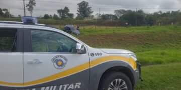 TOR prende criminoso por furto e direção perigosa #PraCegoVer viatura da Polícia Militar Rodoviária aparece no acostamento de uma área verde durante ocorrência na SP-340, em Jaguariúna, com carro envolvido na fuga ao fundo próximo à vegetação