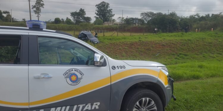 TOR prende criminoso por furto e direção perigosa #PraCegoVer viatura da Polícia Militar Rodoviária aparece no acostamento de uma área verde durante ocorrência na SP-340, em Jaguariúna, com carro envolvido na fuga ao fundo próximo à vegetação